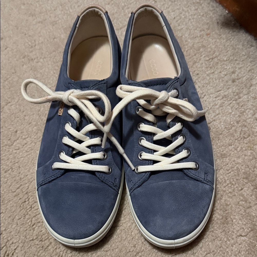 Ecco women’s Lace-Up Sneakers in Navy with Cream Laces size 8